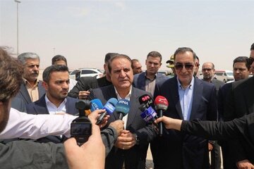 ببینید| نخستین نیروگاه خورشیدی سایبانی در پارکینگ اربعین مهران کلید خورد