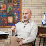 ببینید| پاسخ مومنی به یک ادعا/ هر چه به سر ایران آمد تقصیر چپ‌هاست؟