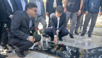 تجدید میثاق وزیر ارتباطات با آرمان‌های شهدا در شهرکرد