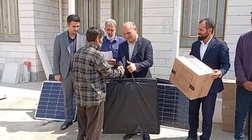 توزیع پنلهای خورشیدی بین عشایر شهرستان رومشکان در هفته دولت