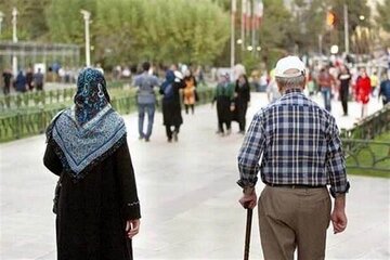 ماجرای حذف کسور بیمه اضافهکار/ چرا حقوق بازنشستگان کشوری به زیر خط فقر رسید؟