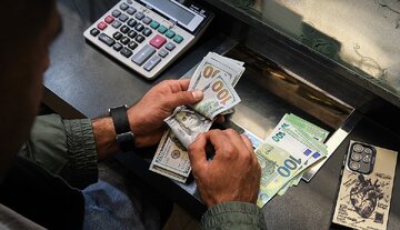 پیش‌بینی قیمت دلار در هفته دوم شهریور؛ دلار به ۲۰۶ هزار تومان می‌رسد یا از حمایت ۲۰۰ هزار تومان عقب‌نشینی می‌کند؟
