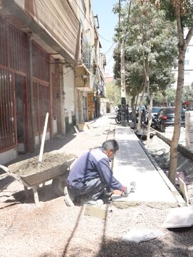 ادامه پیادهروسازی در خیابان مالکاشتر کرمان/جدولگذاری دو محور اصلی به پایان رسید