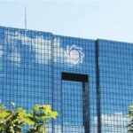 انتقاد کیهان از سانسور اسامی بانک‌های اخلالگر ارزی / مگر بانک مرکزی در این تخلفات ذینفع است که افراد را معرفی نمی کند؟