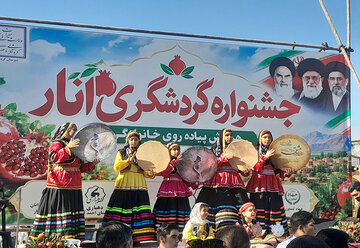 برگزاری اولین جشنواره انار در روستای احمد آباد ایوان کی