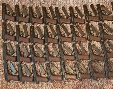 توقیف پژو حامل ۳۴ قبضه کلت کمری در جنوب استان و دو متهم دستگیر شدند