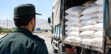 توقیف کامیون حامل ۳ تن و ۲۰۰ کیلوگرم آرد خارج از شبکه توزیع کوهدشت
