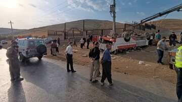 یک فوتی و ۲۷ مصدوم بر اثر واژگونی یک دستگاه مینی‌بوس در محور نقده-پیرانشهر
